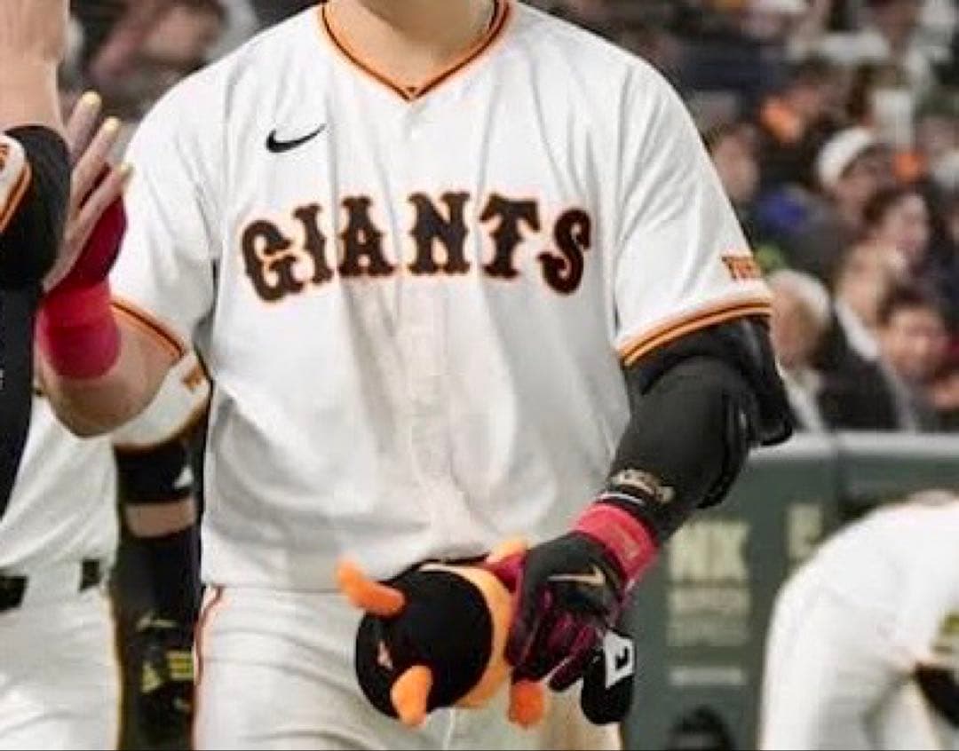 ジャイアンツ　岡本和真選手　直筆サイン入りユニフォーム