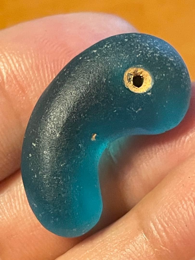 夜間飛行　弥生〜古墳時代　水色ガラス勾玉　出土品