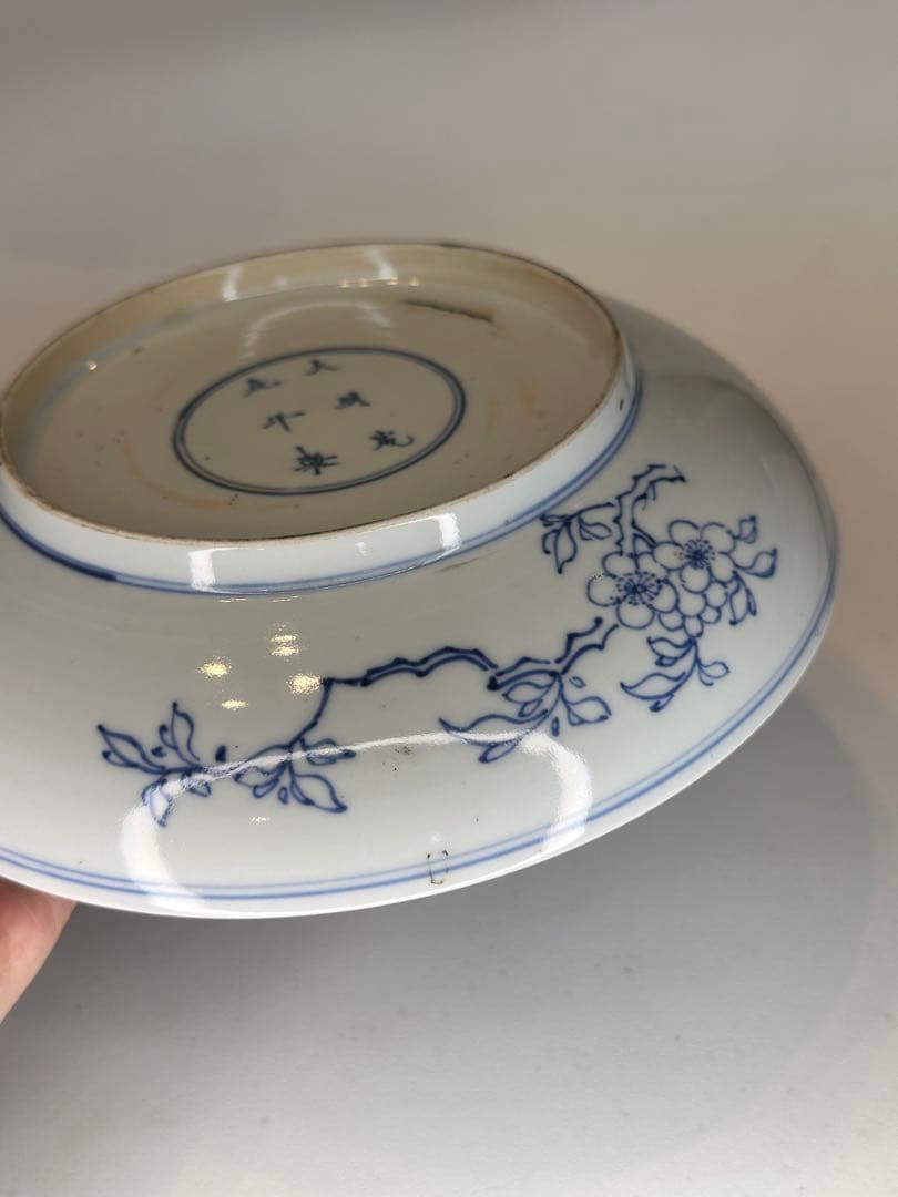 中国 大明成化年製 花草昆虫文 皿　盤　窯裂有り　古陶磁　骨董品