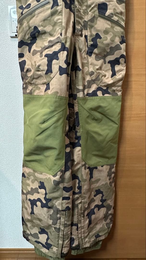 【お値下げ中】Burton ak ビブパンツ 迷彩 JP Mサイズ