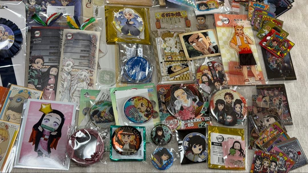 鬼滅の刃　グッズ　まとめ売り　100点以上　アクリルスタンド　缶バッジ