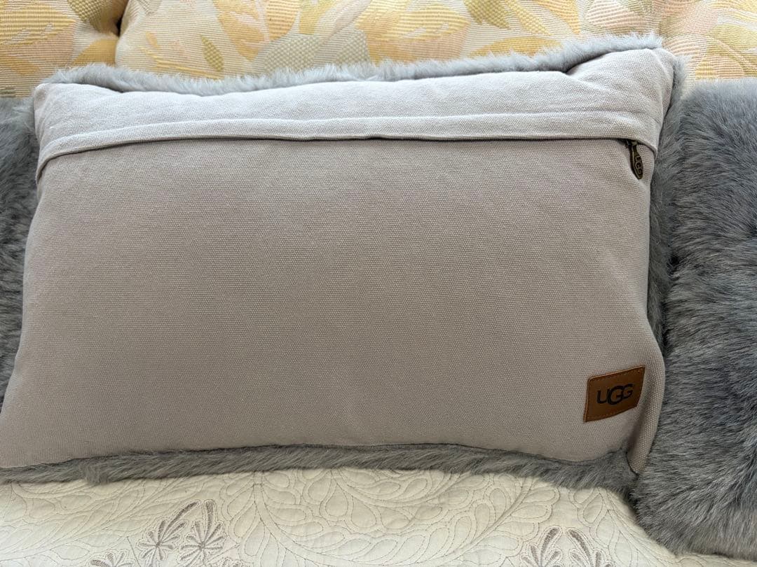 【希少】UGG ピロー クッション フェイクファーグレー３個