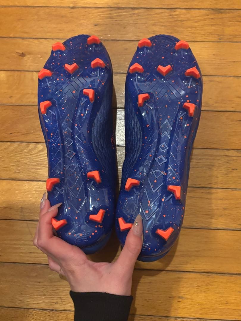 ニューバランス「FURON V6 PRO HG」のコバルト×オレンジ　28.5