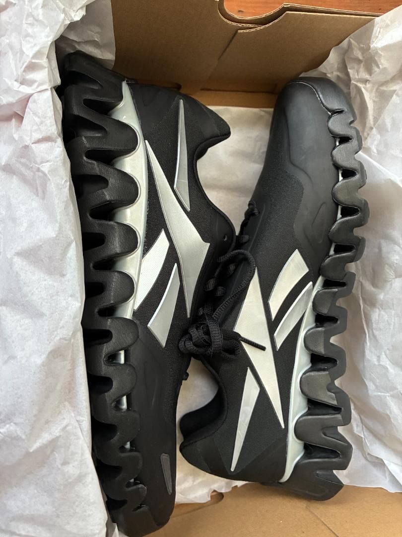 新品 Reebok zig pulse 27.5cmスニーカー!ブラック!