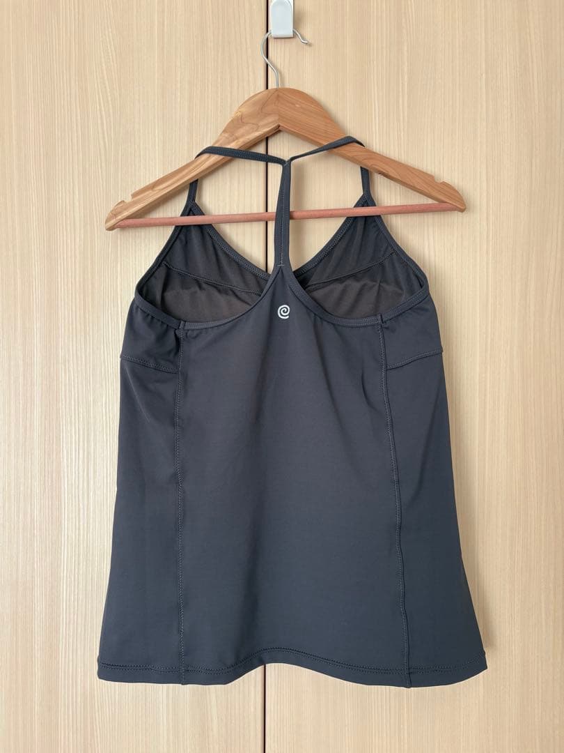 【極美品】suria トゥジューキャミMサイズチャコールグレー　ヨガウエア