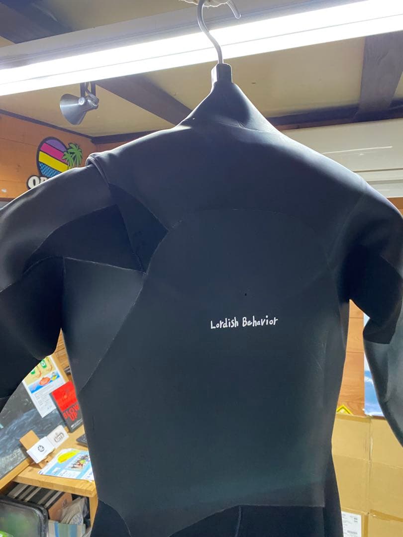 新品セミドライ　ウエットスーツ　ローデッシュビヘイビア