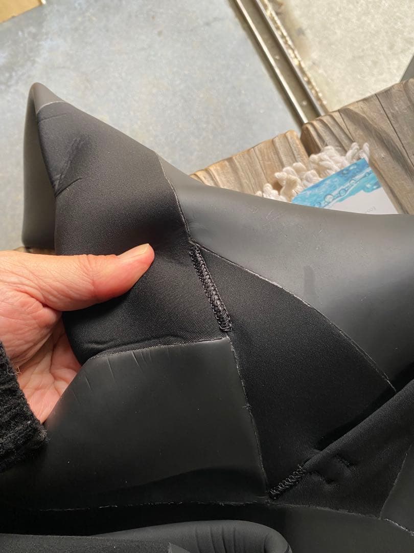 新品セミドライ　ウエットスーツ　ローデッシュビヘイビア