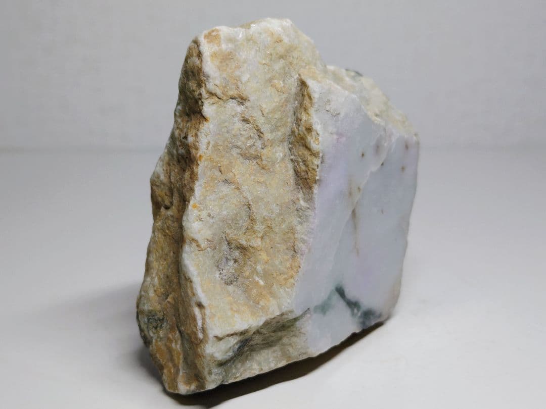 淡ラベ緑 574g 翡翠 ヒスイ 原石 鑑賞石 自然石 誕生石 鉱物 鉱石 水石