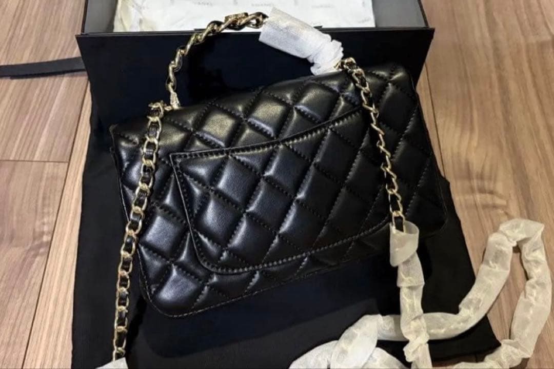 CHANEL ブラック キルティング ハンドルショルダーバッグ ノベルティー