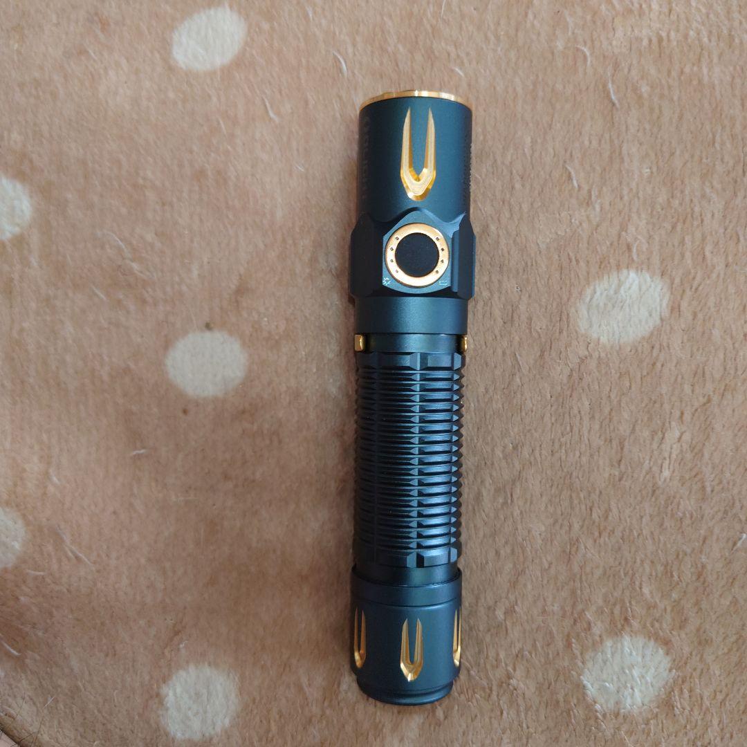 黒と金のクリップ付き懐中電灯　Warrior3S エルフブルー