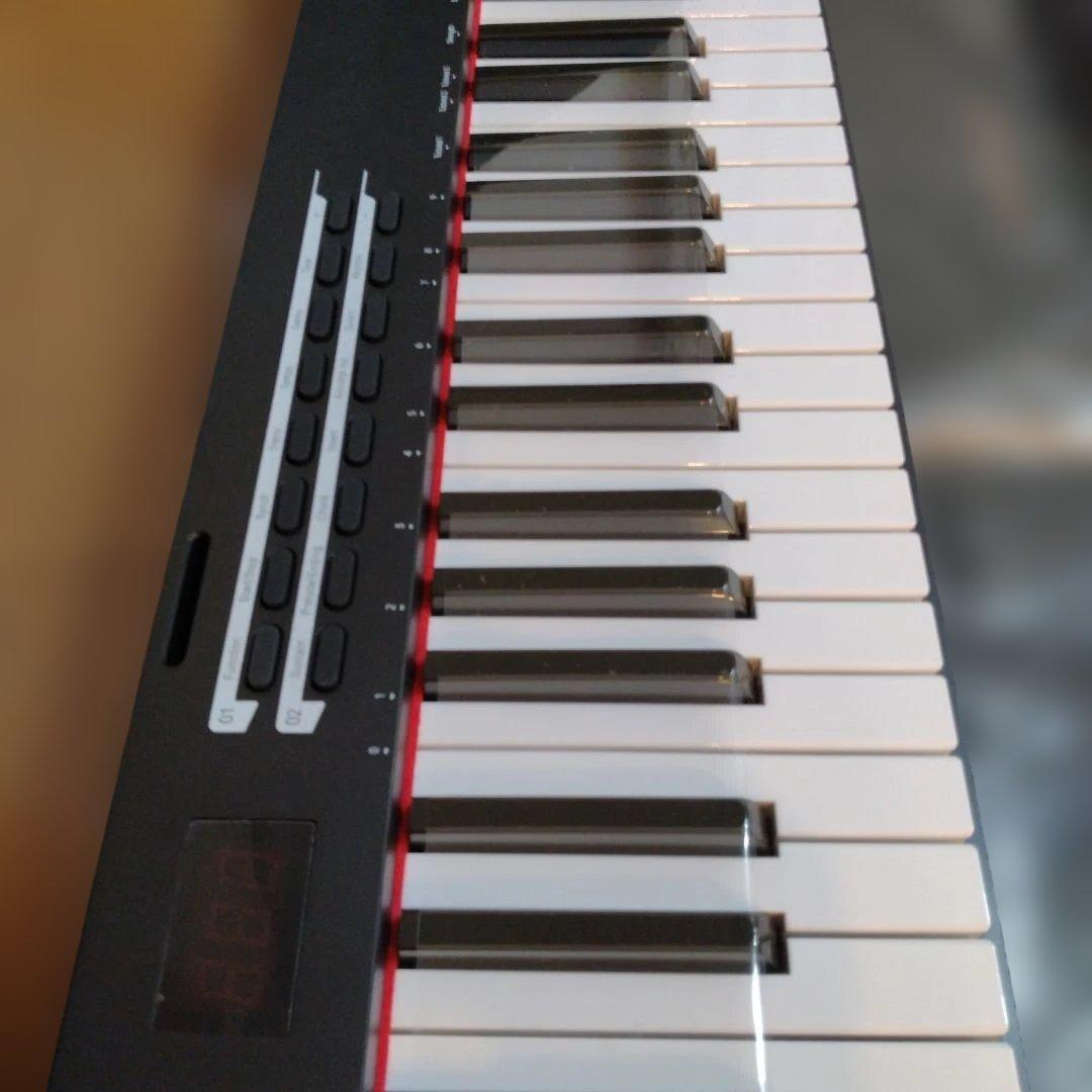 電子ピアノ　61鍵盤