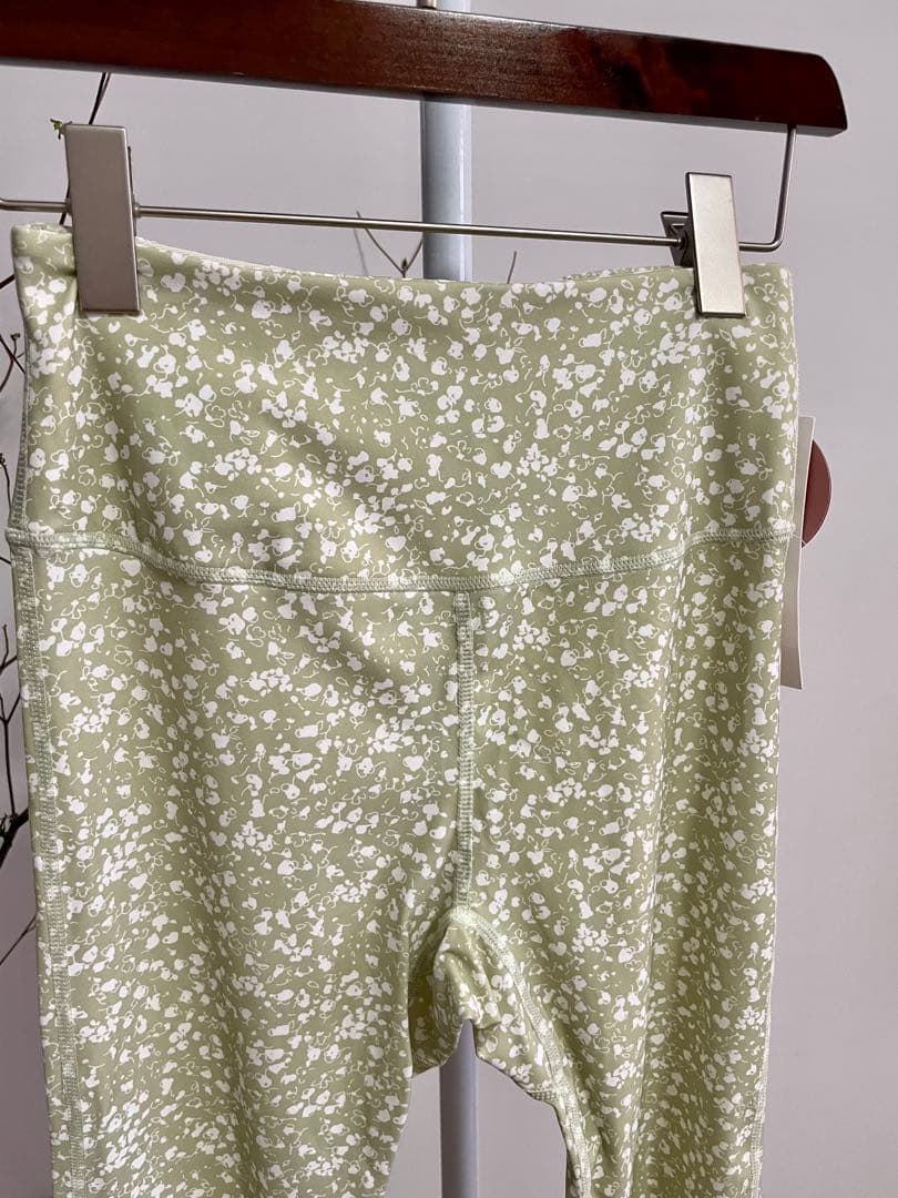 エミヨガ新品⭐️2点セット❗️ミニフラワーレギンス＆サステナレッチキャミソール