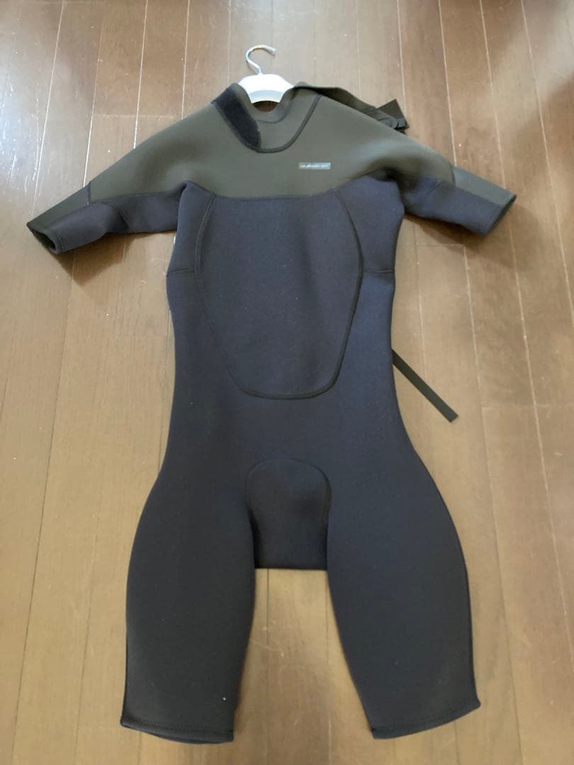 ウェットスーツ　半袖半ズボン　quiksilver    未使用　Mサイズ