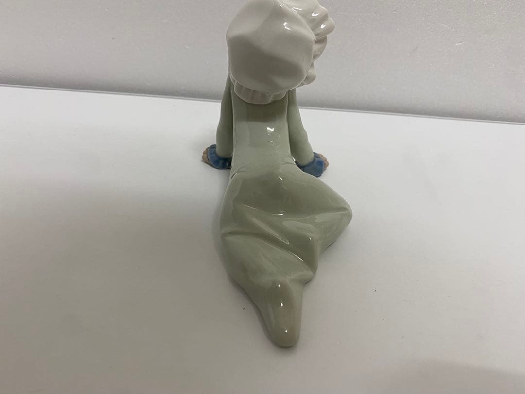 リヤドロ磁器「床に座る赤ちゃん」ハイハイ