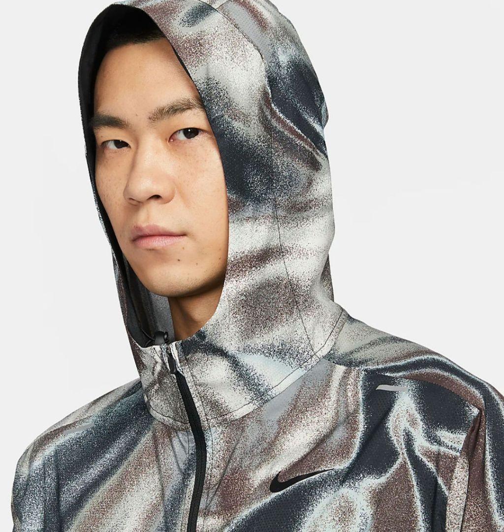 週末値下げNIKEナイキウィンドランナー マルチカラーロゴウィンドブレーカーXL