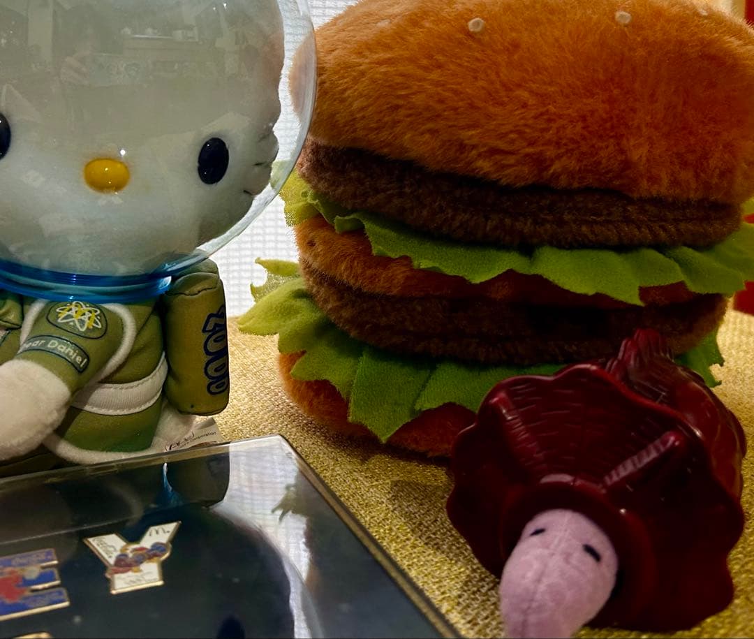 サンリオハローキティ&ビッグマックぬいぐるみ&ハッピーセットおまけ&ピンバッジ
