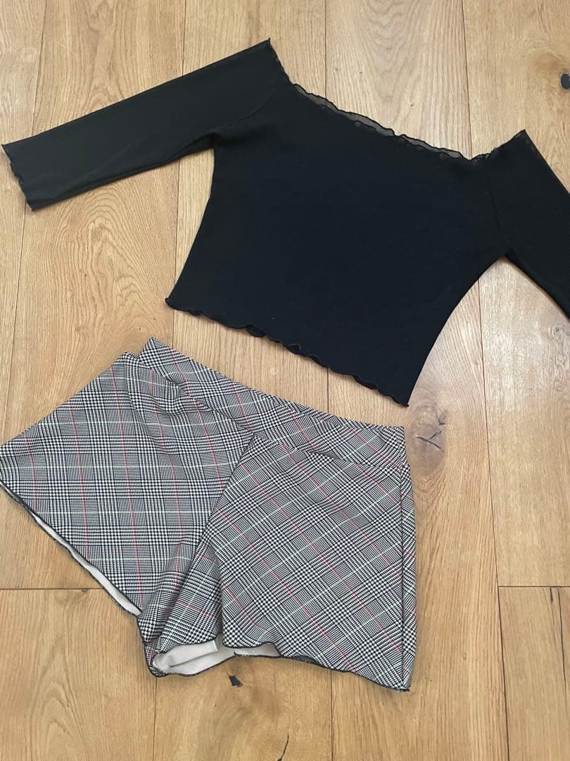 オフショルダー ブラックトップス チェック柄ショートパンツ