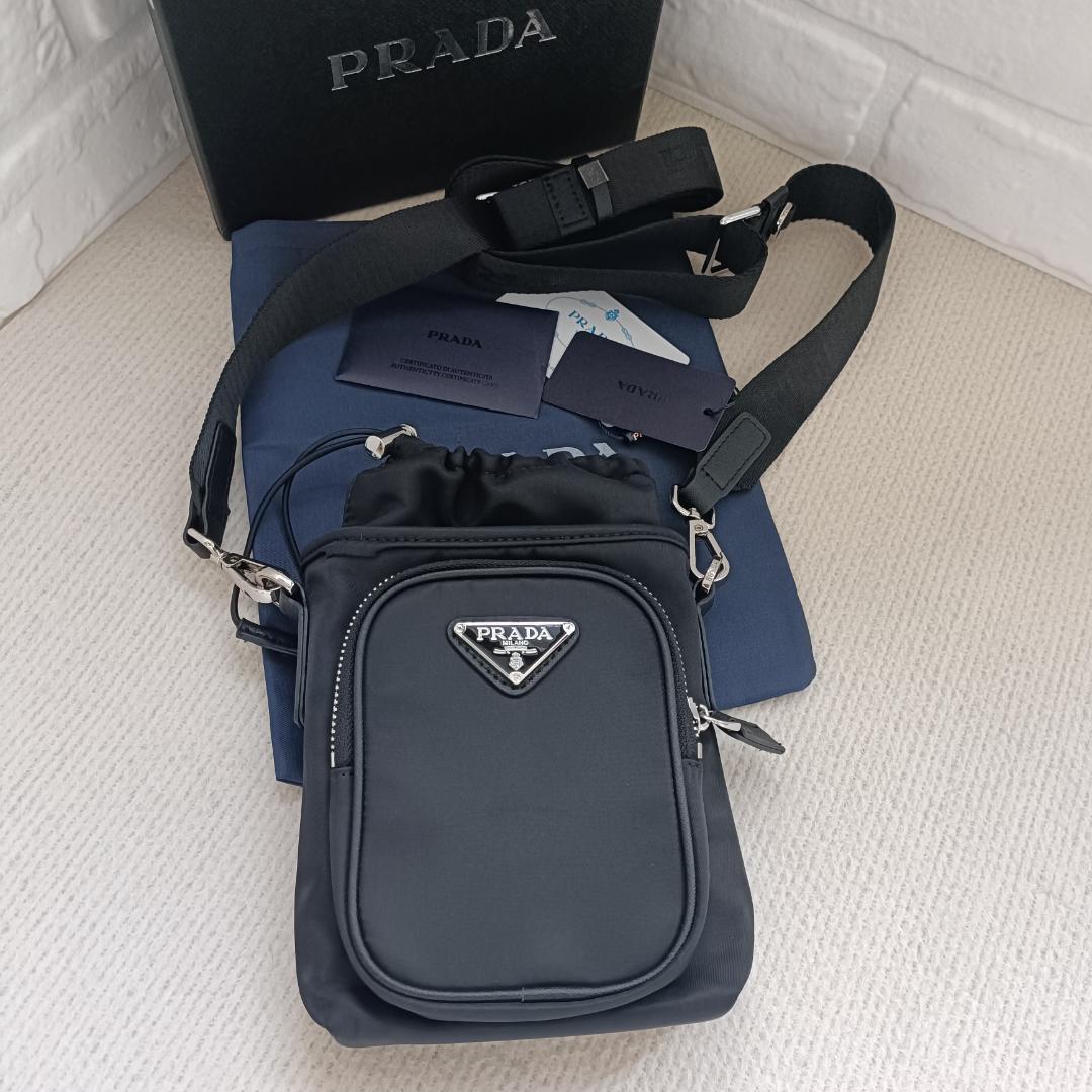 PRADA ノベルテスマートフォンケース スマホショルダーバッグ