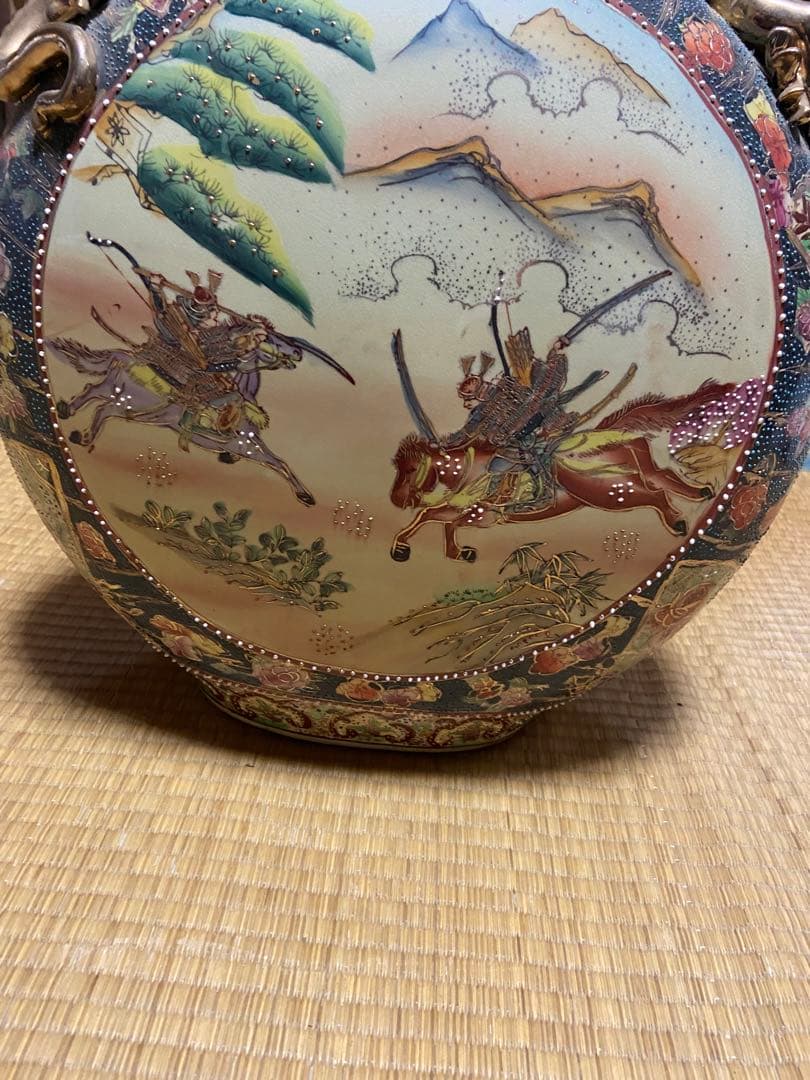 荘厳な アンティークの 竜の模様の 平たい形の 壺 花瓶