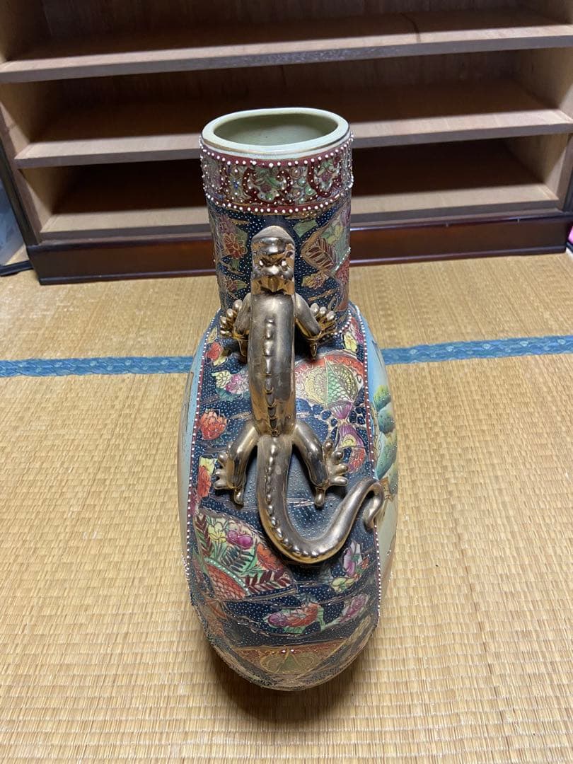 荘厳な アンティークの 竜の模様の 平たい形の 壺 花瓶