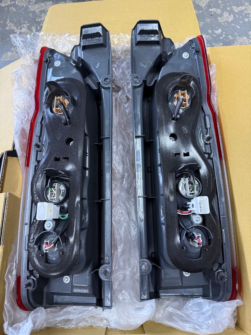 ハイエース ダークプライ厶 純正テールランプ 新車外し