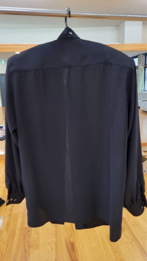 男性用　黒いリボン付き長袖シャツ