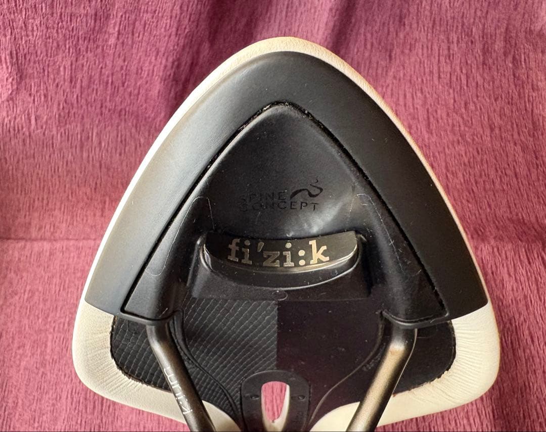 フィジーク サドル fi’zi:k ARIONE R3 OPEN kiumレール