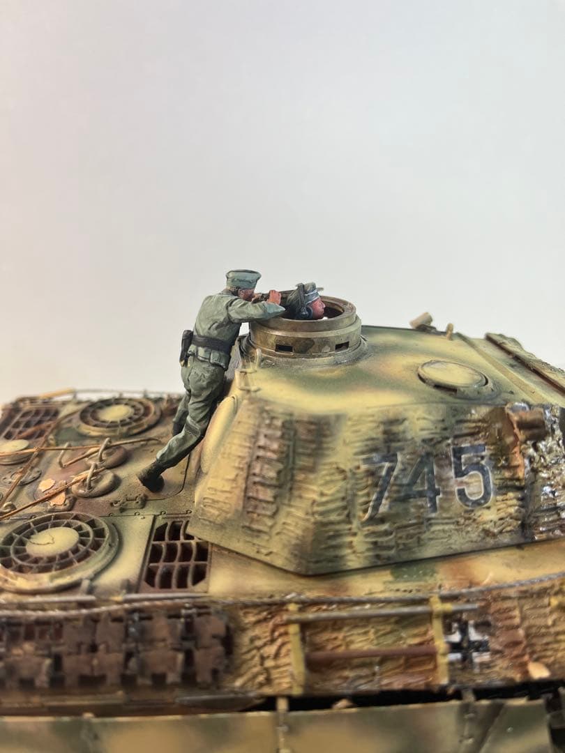 1/35 タミヤ。ドイツパンサーd型。ツインメリット加工。搭乗員2名付き。