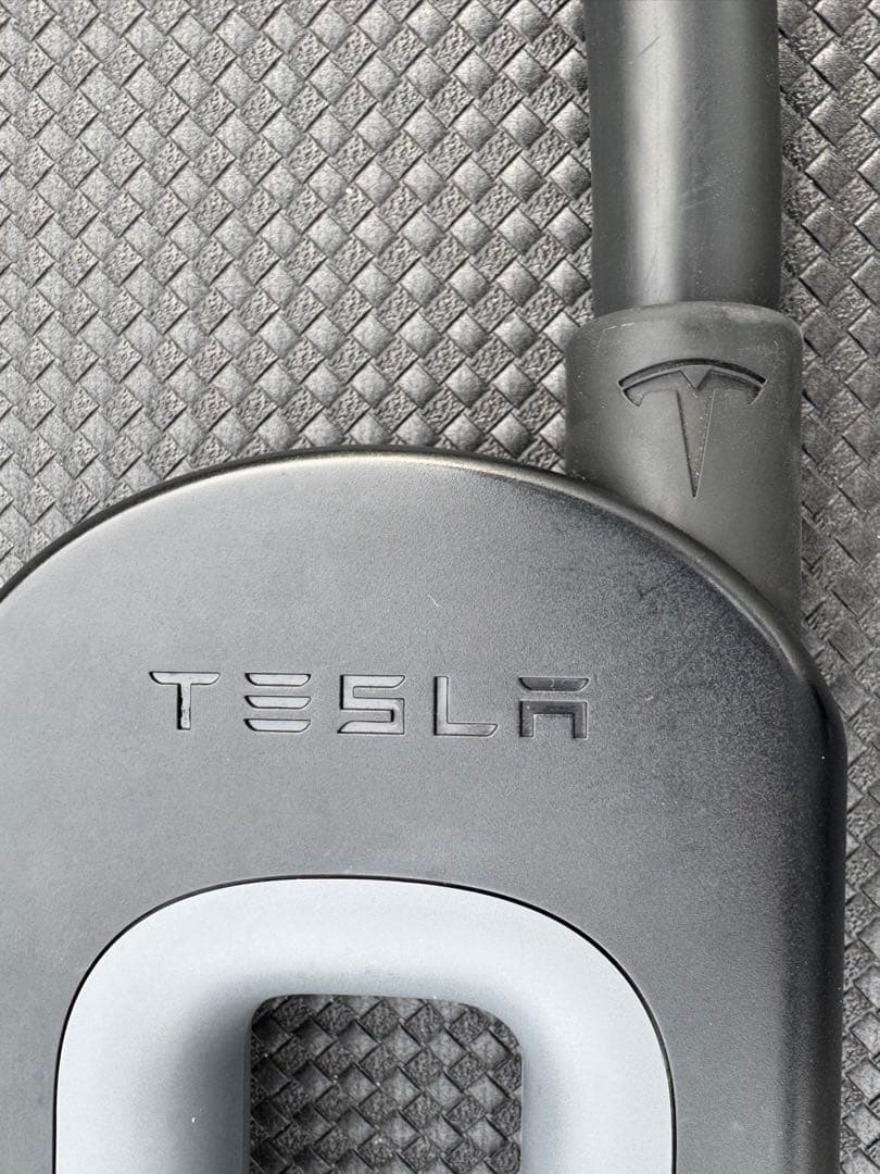 TESLA chademoアダプター