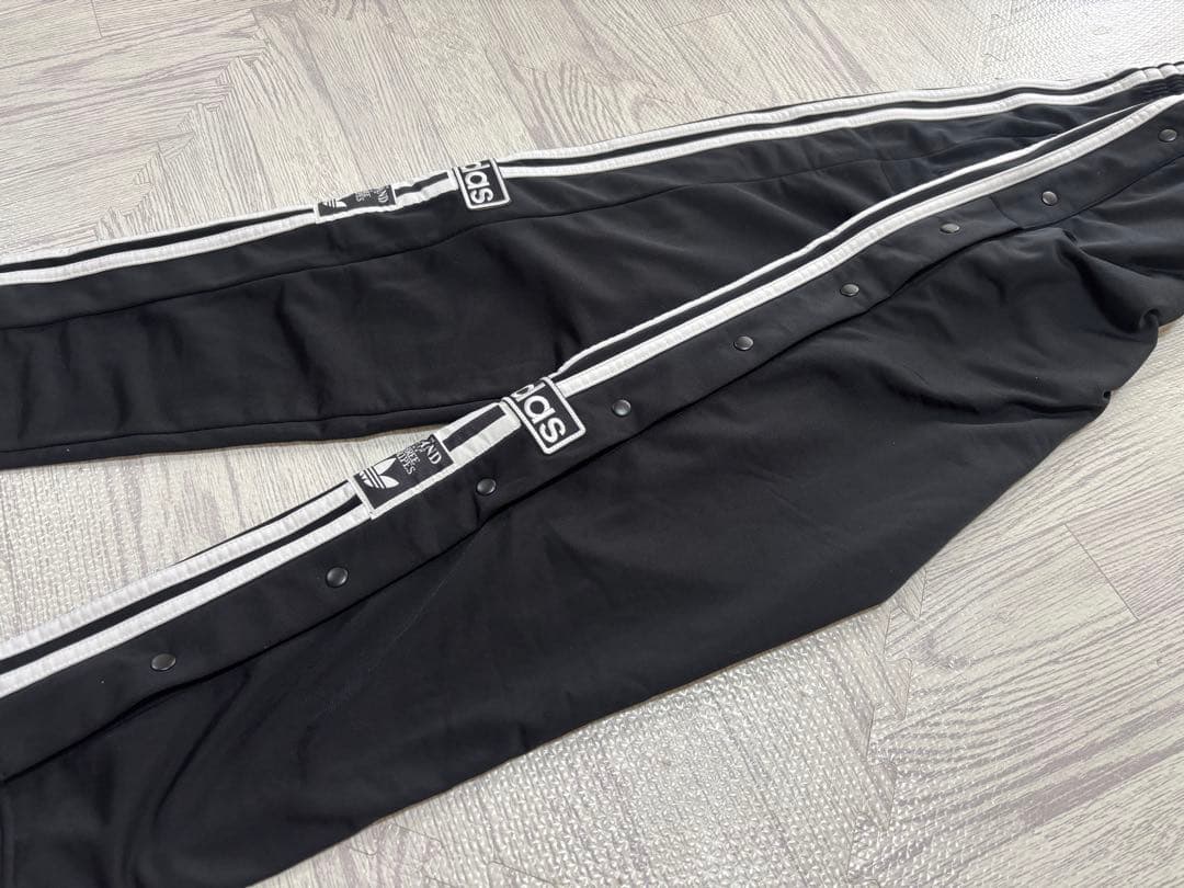 【美品】adidas ブラックジャージパンツ XS サイドスナップ