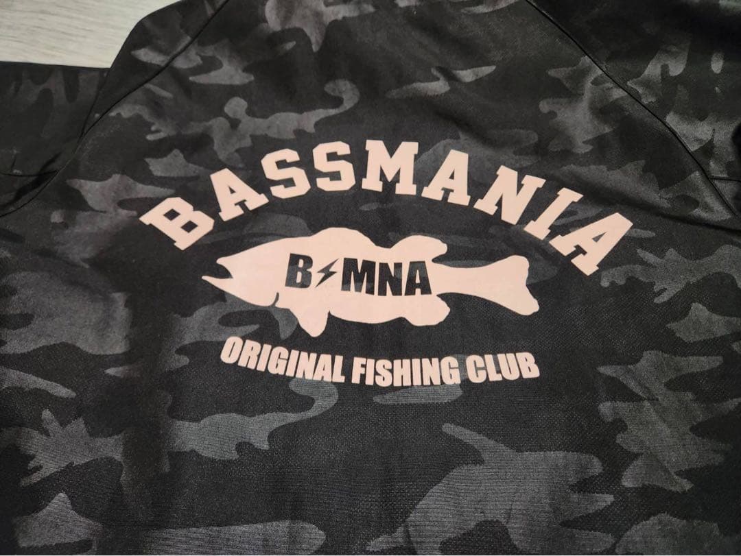BASSMANIA アーチロゴマウンテンシェルジャケット [ブラックカモ]