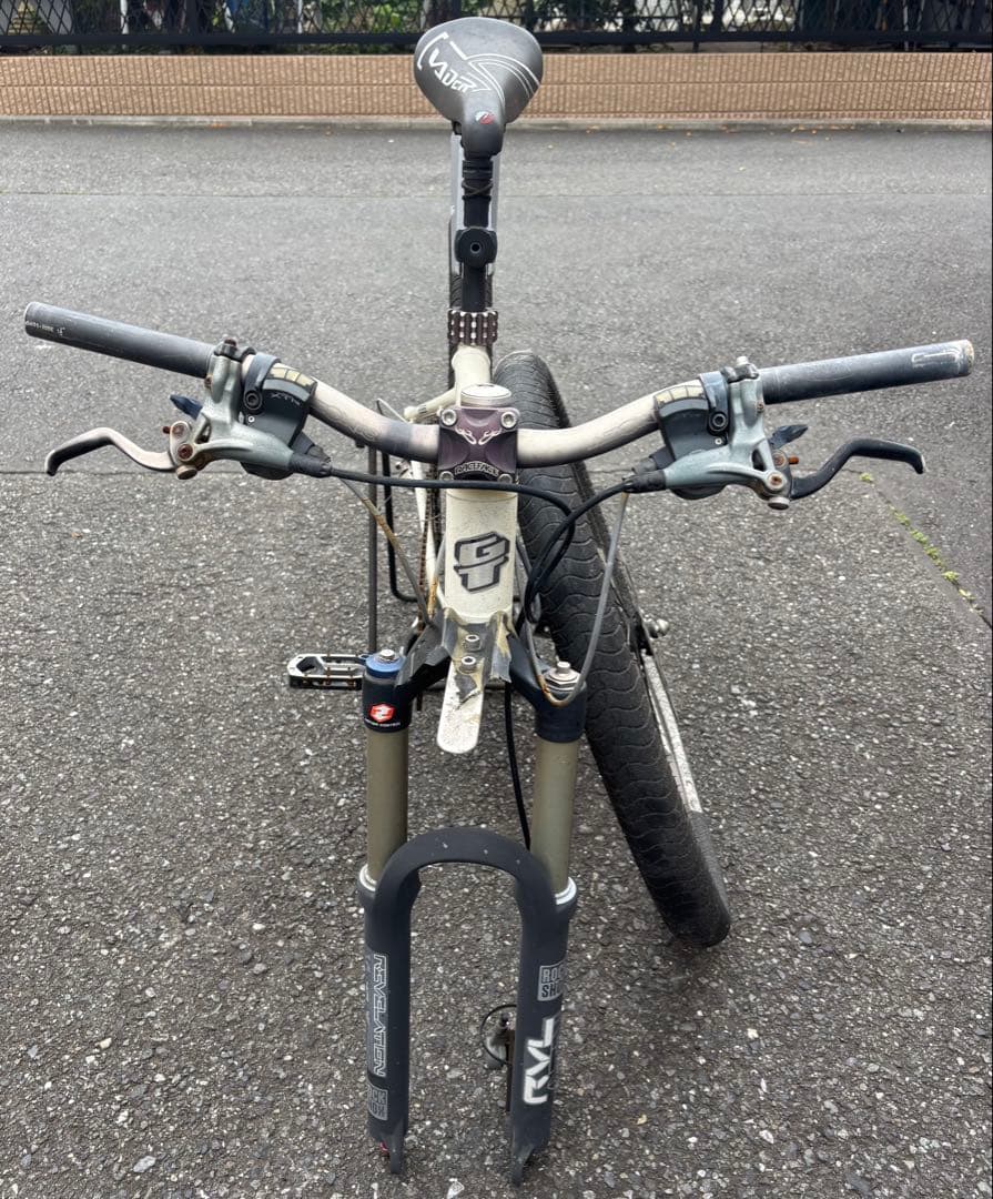 GT Avalanche 2.0マウンテンバイク 26インチ
