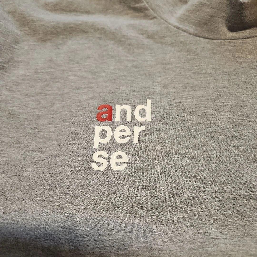 and per se グレー ロゴ入りシャツ
