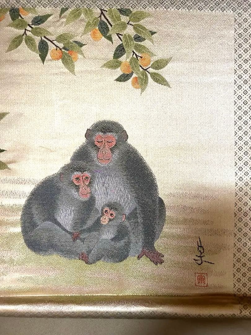 絹刺繍　　掛軸 多色 金色装飾　猿さん家族