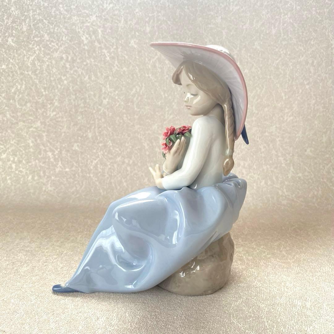 LLADRO リヤドロ 『 花の香りに包まれて 』 置物