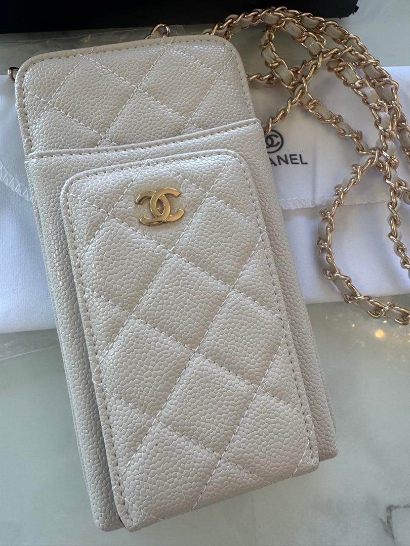 【ゆみ】新品未使用⭐️ノベルティCHANEL スマホショルダー