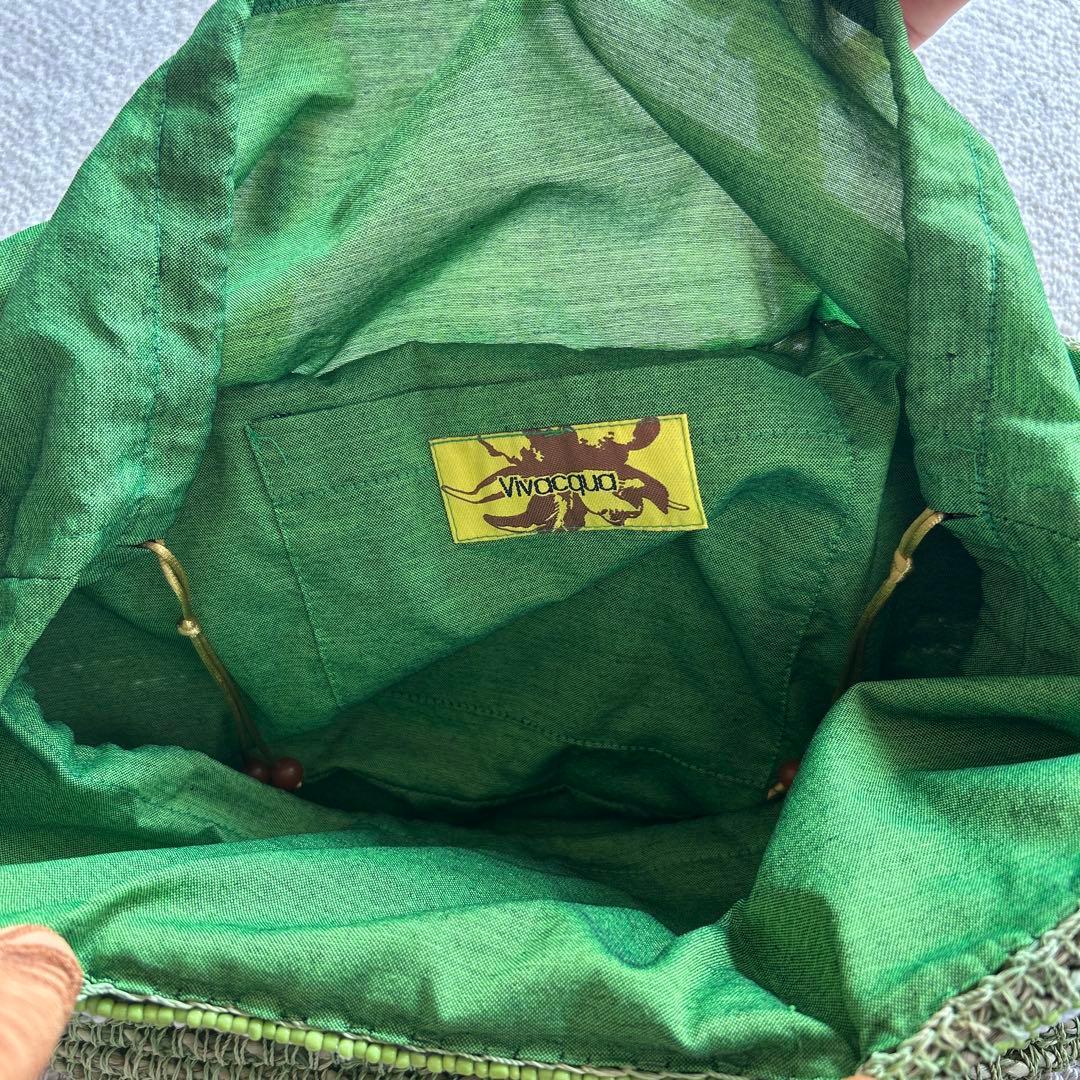 鮮やかなグリーンのカゴバック