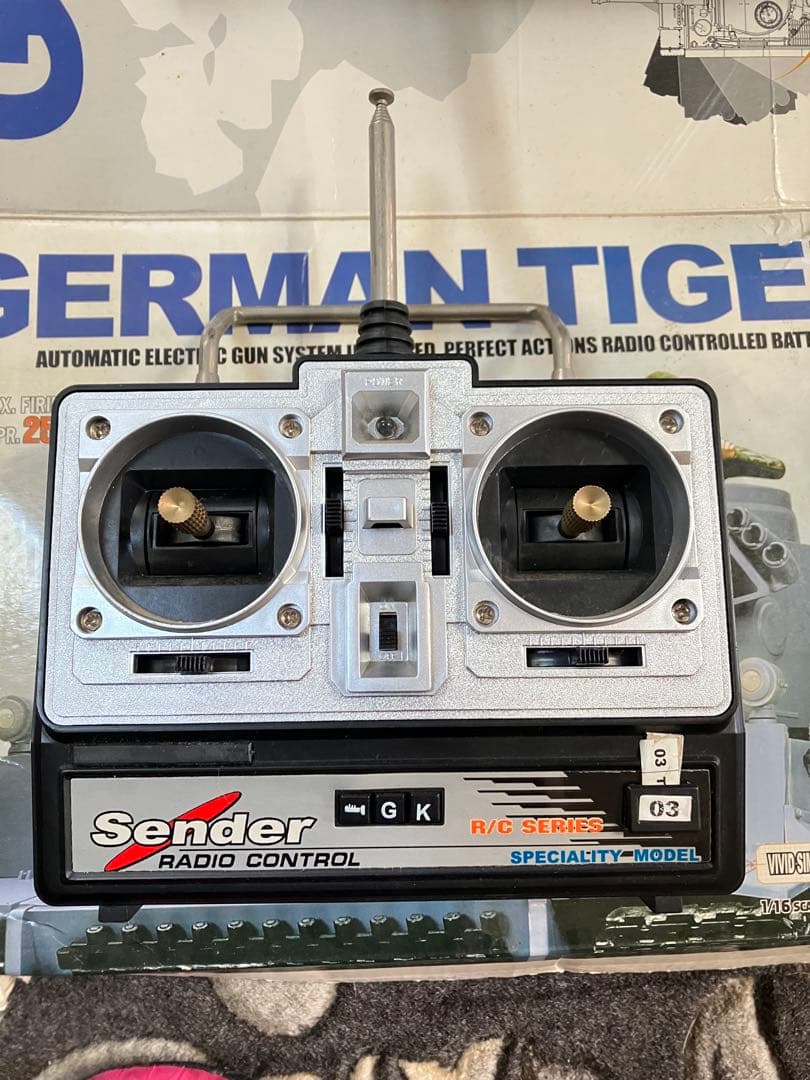 1/16サイズ戦車ラジコン　ジャーマンタイガーI型ヘンロン3818 スモーキング