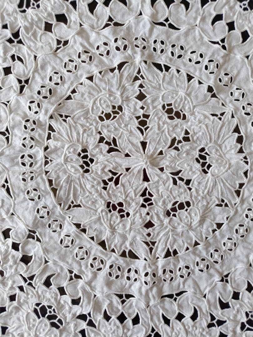 ホワイトレース テーブルクロス 花柄刺繍 　ハンドメイド　ビンテージ