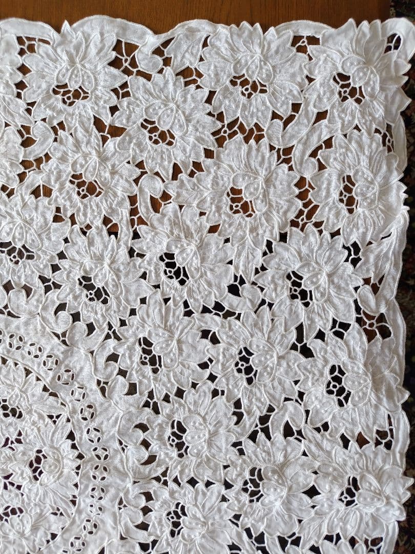 ホワイトレース テーブルクロス 花柄刺繍 　ハンドメイド　ビンテージ