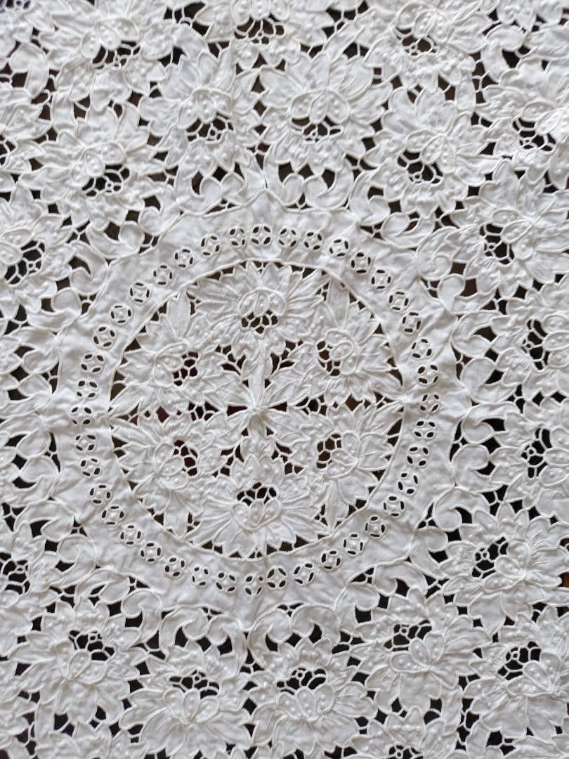 ホワイトレース テーブルクロス 花柄刺繍 　ハンドメイド　ビンテージ