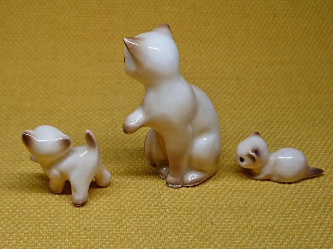 ねこ　猫　陶器　ミニチュア　置物　インテリア　工芸品　美術品　A3127
