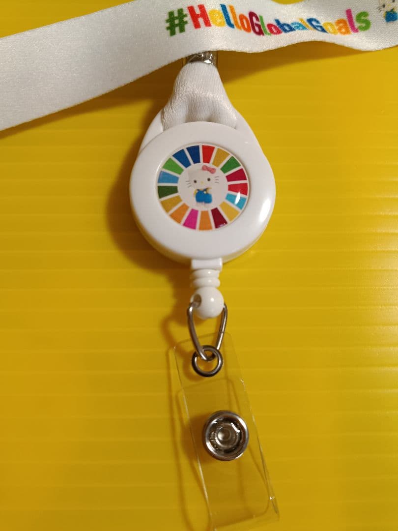 ハローキティ SDGsピンバッジ一個とリール付きID、カード用ストラップ