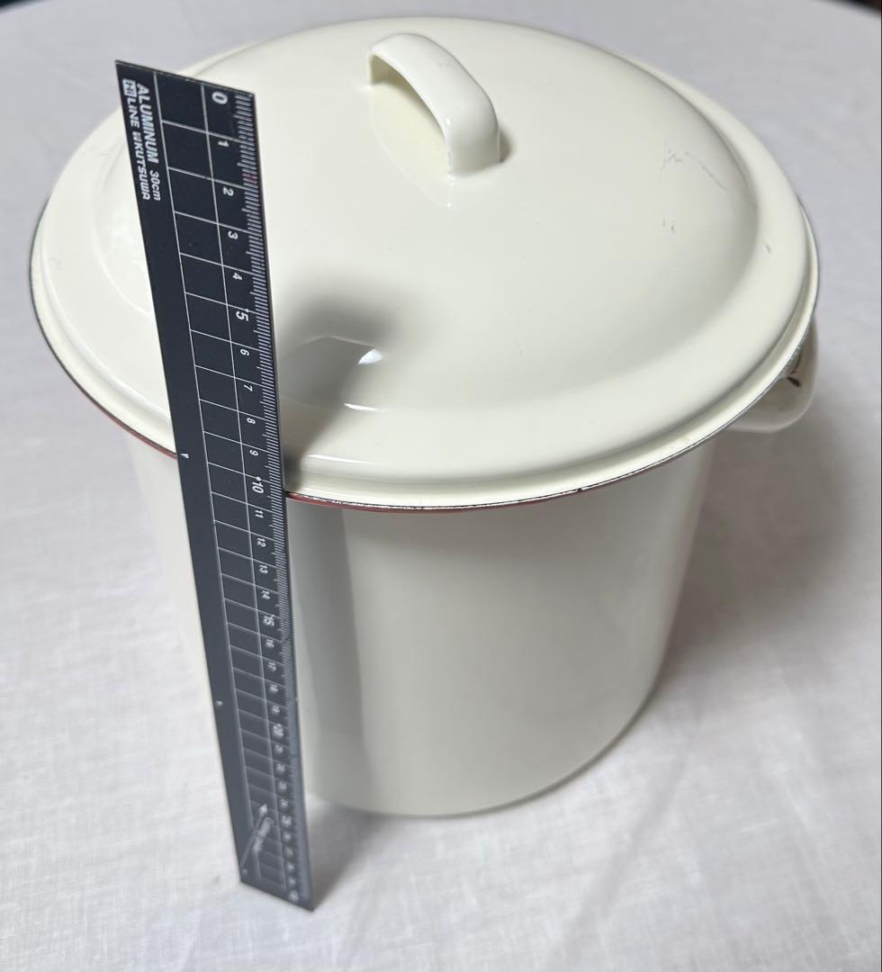 蓋付き白色ホーロー深型鍋　 直径約22.0cm、高さ約21.5cm