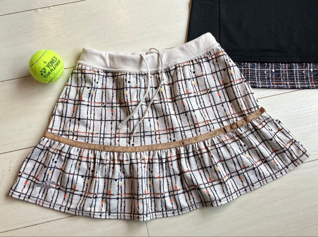 Babolatバボラ＊黒×チェックのトップスとベージュ×ブラウンチェックスコート