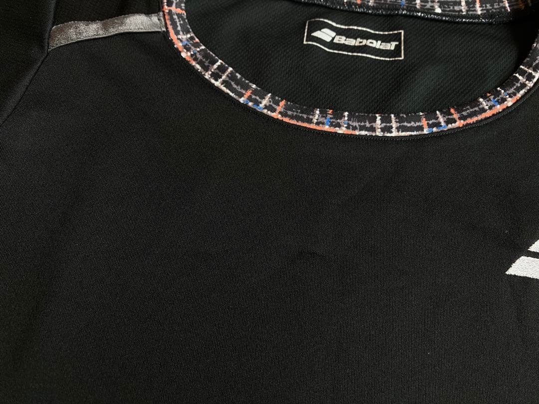 Babolatバボラ＊黒×チェックのトップスとベージュ×ブラウンチェックスコート