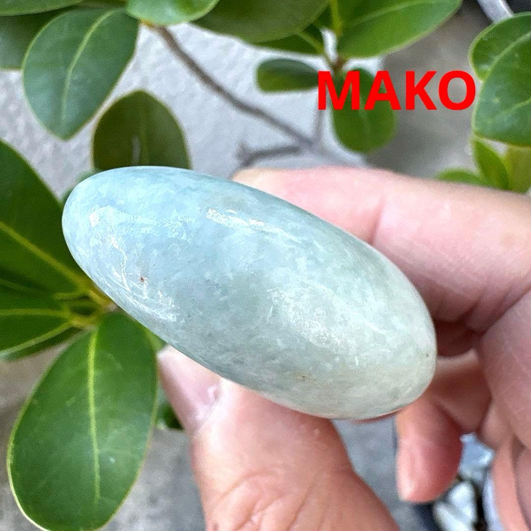 M1829☆糸魚川翡翠【勾玉】72g☆天然石　原石☆50306