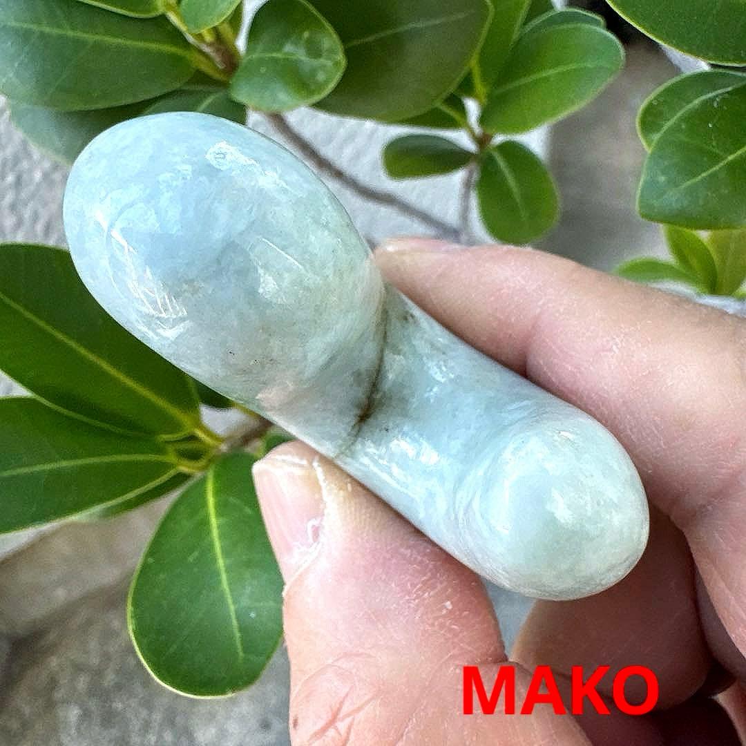 M1829☆糸魚川翡翠【勾玉】72g☆天然石　原石☆50306