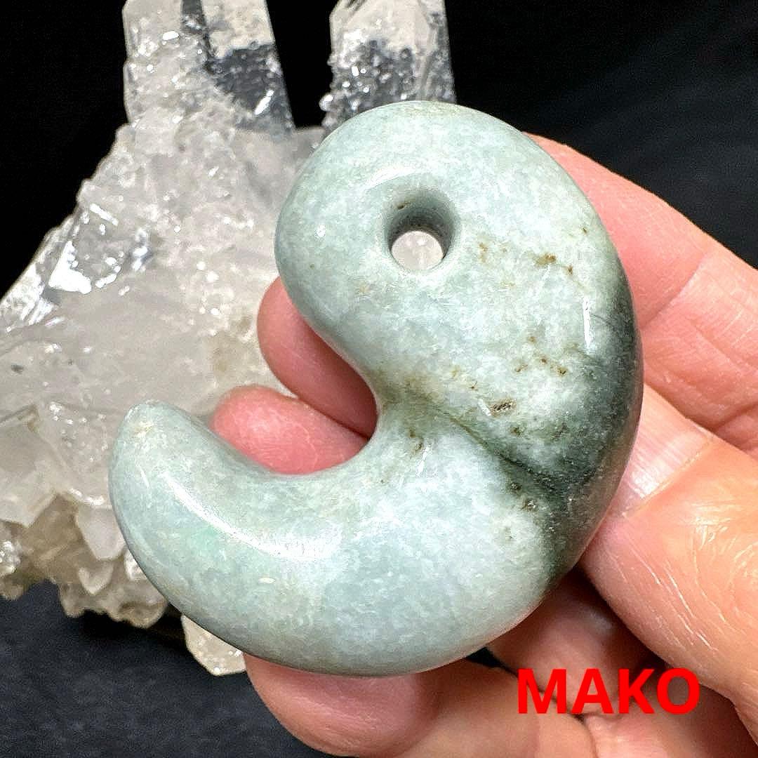 M1829☆糸魚川翡翠【勾玉】72g☆天然石　原石☆50306