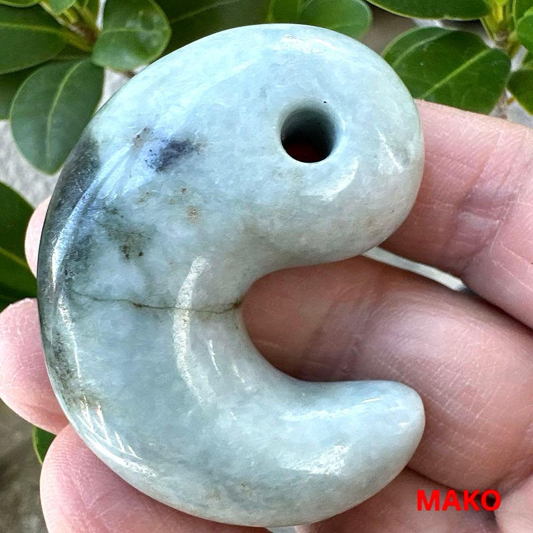 M1829☆糸魚川翡翠【勾玉】72g☆天然石　原石☆50306